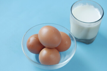 В костромских сельхозпредприятиях стали больше нести яиц и доить молока